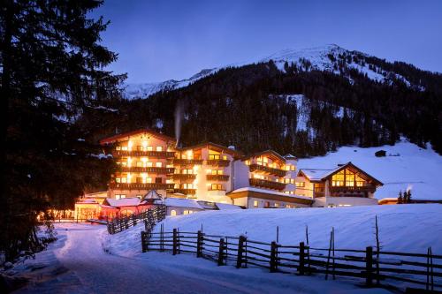  Adler Inn Tyrol Mountain Resort SUPERIOR, Pension in Tux