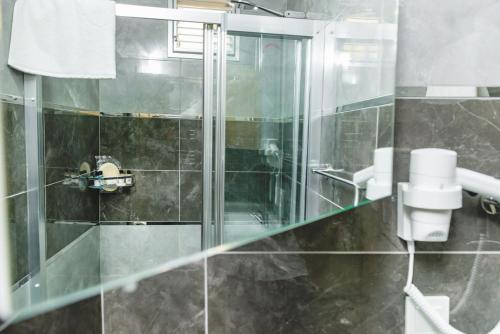 Double Room with Sea View image 4