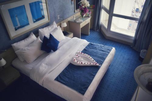 1 queen bed, 1 sofa bed