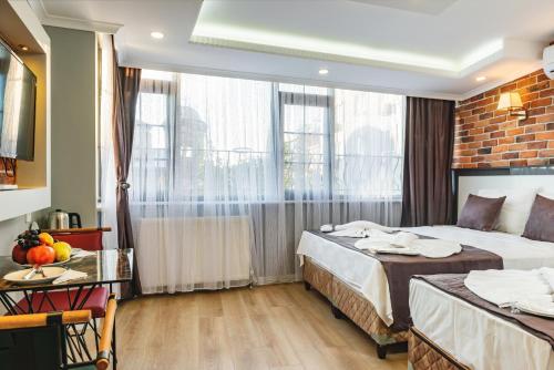 Deluxe Triple Room with Sea View room in Gloria Suites Old City