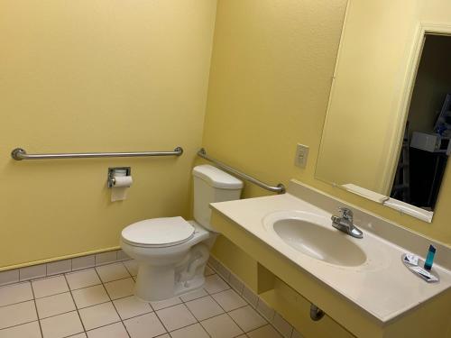 Relax Inn & Suites - image 4