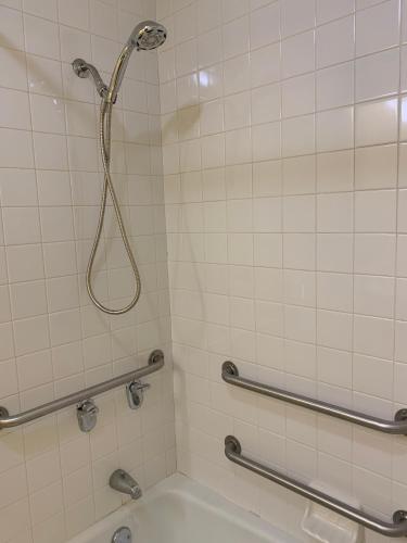 Relax Inn & Suites - image 7