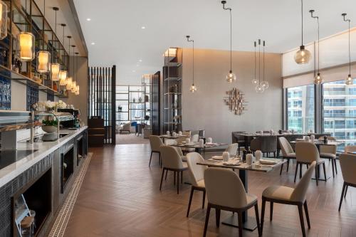 ห้องอาหาร, จูเมราห์ ลิฟวิ่ง มารีนา เกท โฮเทล (Jumeirah Living Marina Gate Hotel) near ดูไบมารีนา