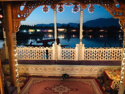 B&B Srinagar - Houseboat Altaf and transportation - Bed and Breakfast Srinagar