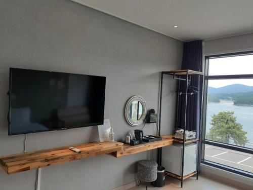 브릿지 호텔 (Tongyeong Bridge Hotel) in 용남면