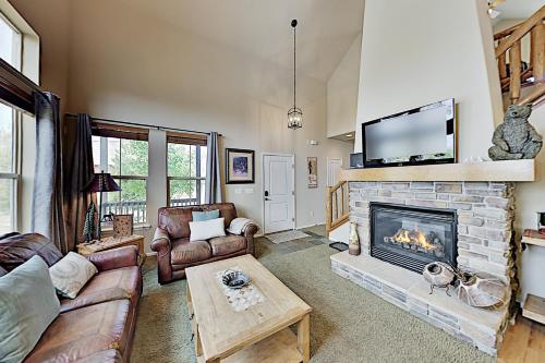 All-Season Granby Ranch Home with Private Hot Tub home - image 3