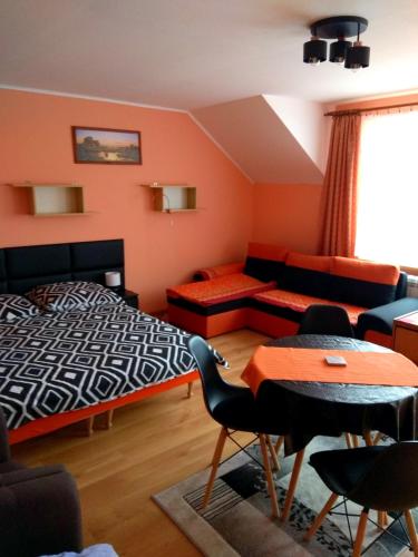 1 double bed, 2 twin beds