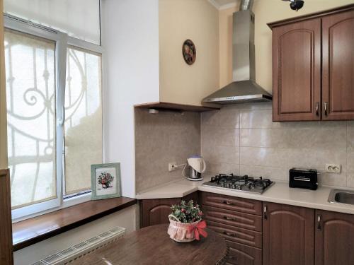 У князя Лева поряд пл. Ринок / at Duke's Aparment Next to Rynok Square - image 2
