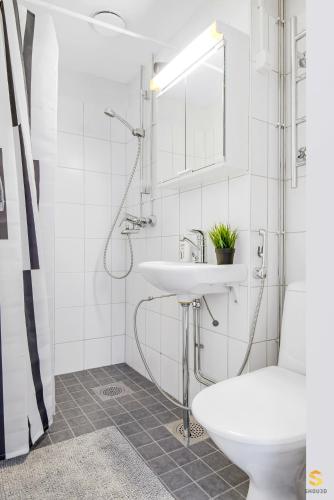 Bathroom, WeHost Munkkisaarenkatu in Eira