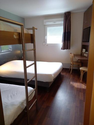 1 queen bed, 2 bunk beds