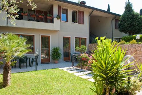  Casa Facchinetti Yellow apartment in Malcesine