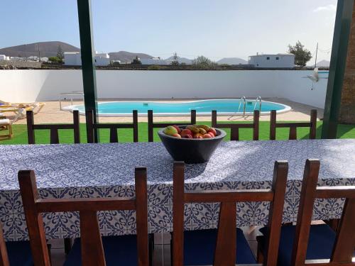 beranda/teres, Pico Partido villa heated pool in Mancha Blanca
