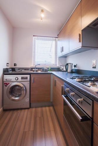 2 Bed Blackburn Village Apt With Wifi & Parking