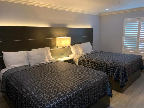 Mirage Inn & Suites - image 2