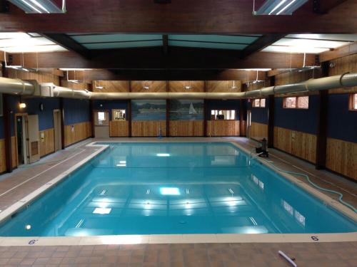 . Indoor Pool, Firepit, Self Check-in, BBQ, FREE Amenities, KING Bed, Full Kitchen