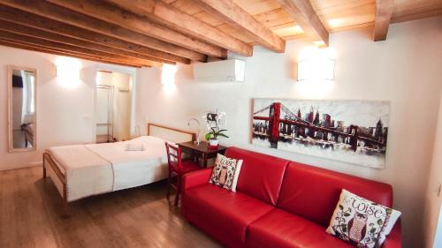 1 queen bed, 1 sofa bed