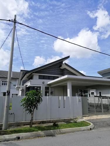 UmarHarraz Homestay#Malay Family Staycation#PEACEFUL AND SPACIOUS#NETFLIX N YOUTUBE#POOL FOR KIDS
