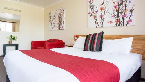 Aalbany Motel Narrabri Set in a prime location of Narrabri, Aalbany Motel Narrabri puts everything the city has to offer just outside your doorstep. The hotel has everything you need for a comfortable stay. Family room, BBQ