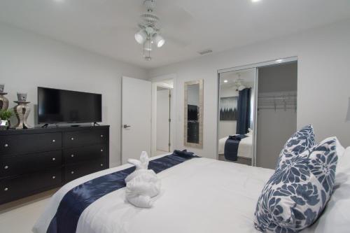 Dania Beach Beauty 3BR with Hot Tub - image 5