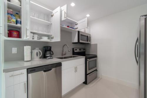 Dania Beach Beauty 3BR with Hot Tub - image 7