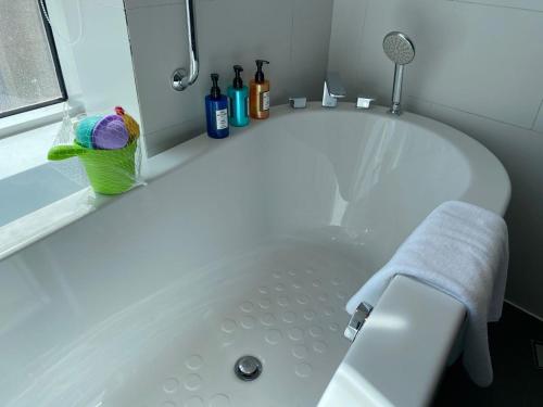 อ่างแช่น้ำร้อน, ฮอลิเดย์ อินน์ เอ็กซ์เพรส อูหลู่มู่ฉี สเตชั่น บาย IHG (Holiday Inn Express Urumqi Station By IHG) in อุรุมชี