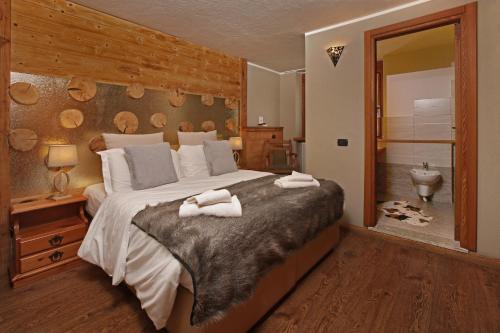 4 twin beds