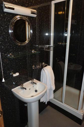 Hurst Dene Aparthotel - image 8