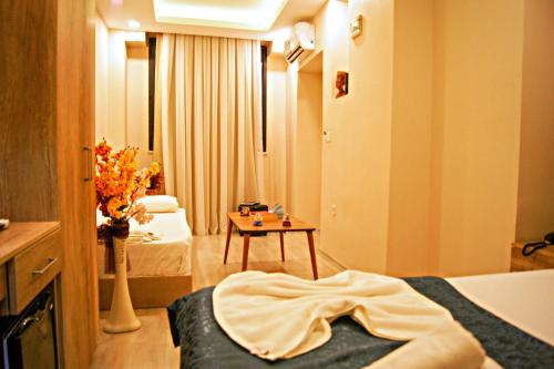 Destinia Pera Suites - image 2