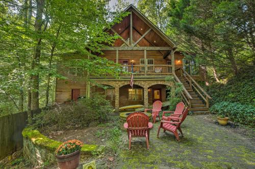 B&B Batesville - Cozy Cabin with Deck, Walk to Wildcat Creek and Dining - Bed and Breakfast Batesville