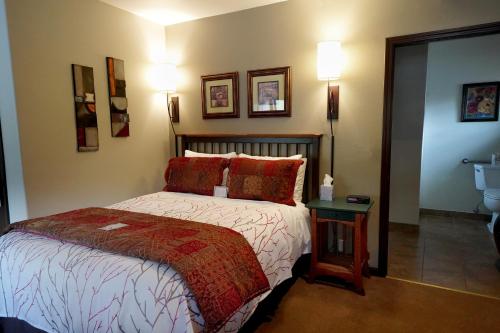 1 queen bed, 1 twin bed