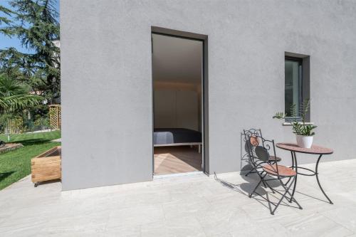 One-Bedroom Apartment with Garden image 4