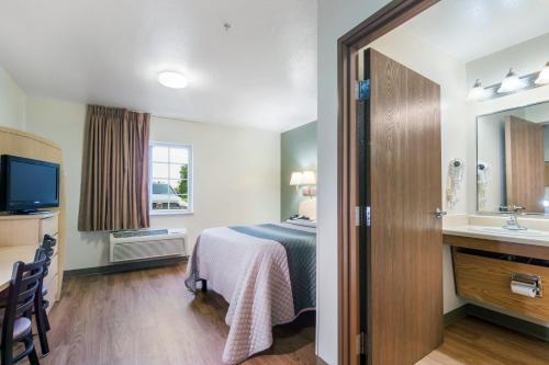 HomeTowne Studios & Suites by Red Roof Bentonville HomeTowne Studios & Suites by Red Roof Bentonville