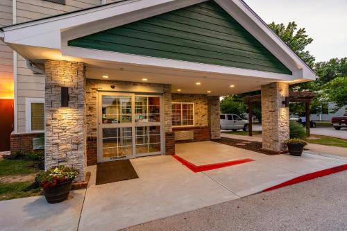 HomeTowne Studios & Suites by Red Roof Bentonville