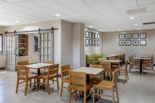Country Inn & Suites Downtown Atlanta - image 2
