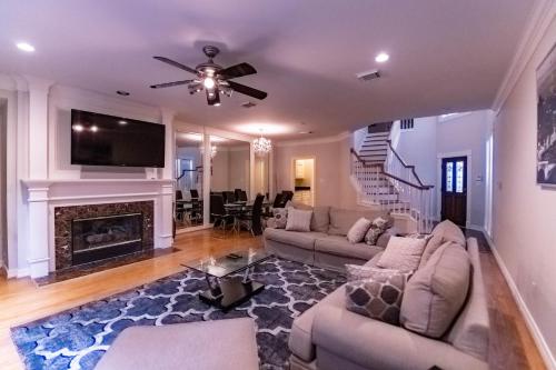 River Oaks - 4 Bedrooms / 3700 sqft near บ้านกระป๋องเบียร์