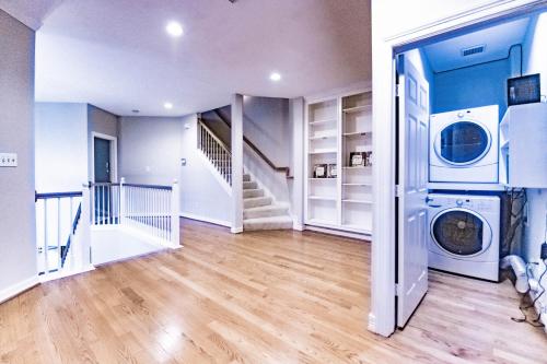 River Oaks - 4 Bedrooms / 3700 sqft near บ้านกระป๋องเบียร์