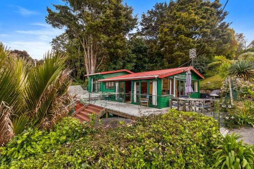 . Pohutukawa Cottage - Matakana Holiday Home