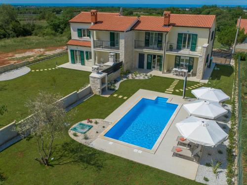 Holiday House with private pool in a quiet location with garden and grill - image 2