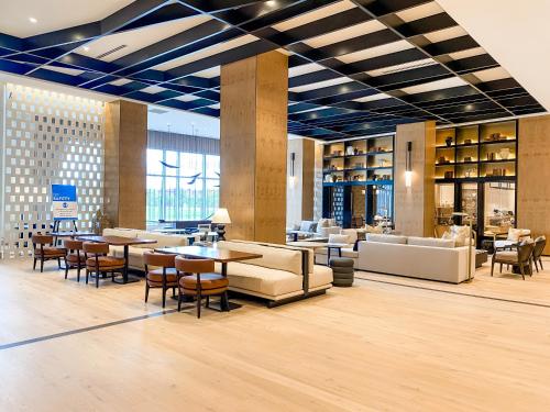 Bar/lounge, Omni Viking Lakes Hotel in Eagan (MN)