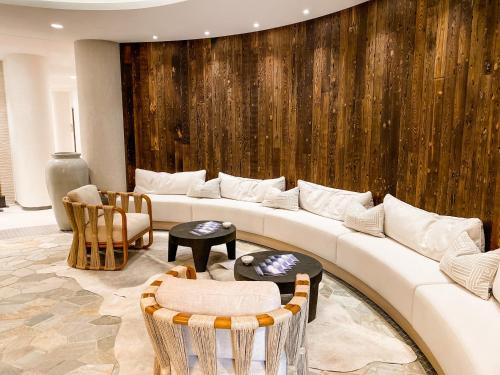 Omni Viking Lakes - image 3