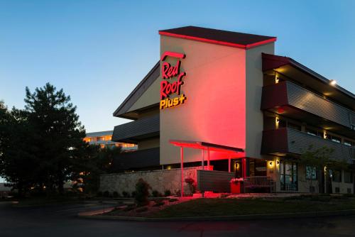 Red Roof Inn PLUS+ St. Louis - Forest Park / Hampton Ave.