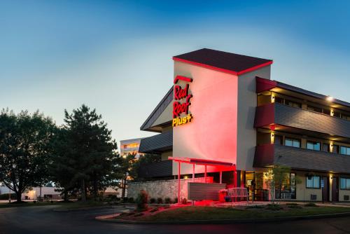 Red Roof Inn PLUS+ St. Louis - Forest Park / Hampton Ave.