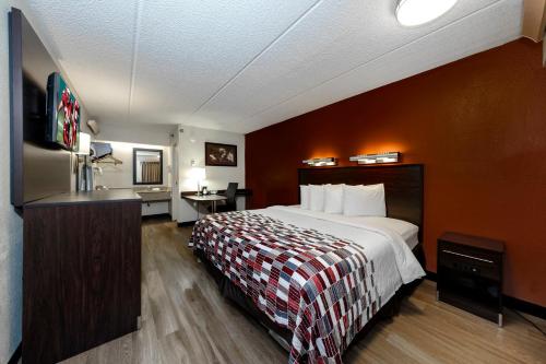 Superior King Room Non-Smoking room in Red Roof Inn Tampa - Brandon