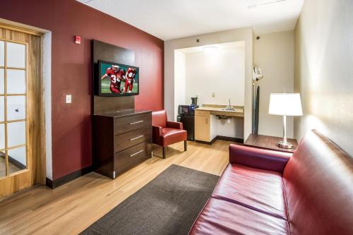 Red Roof Inn PLUS+ Long Island - Garden City