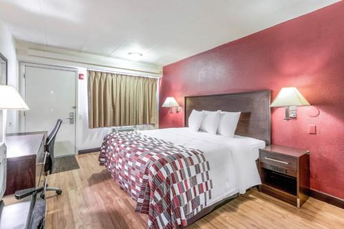 Red Roof Inn Columbia MO - image 6