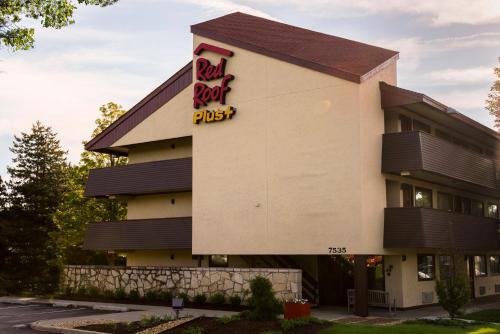 Red Roof Inn PLUS+ Chicago - Willowbrook in Willowbrook, USA