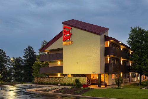 Red Roof Inn PLUS+ Chicago - Willowbrook in Willowbrook, USA