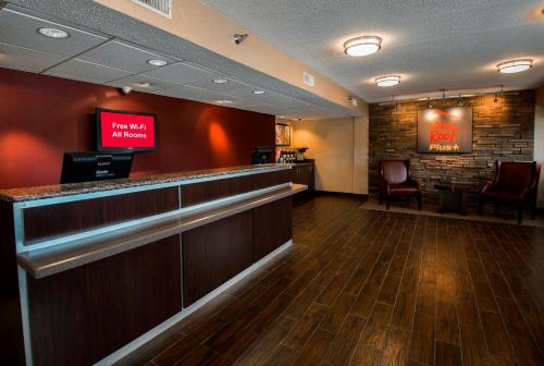 Lobby, Red Roof PLUS+ Chicago - Naperville in Warrenville (IL)