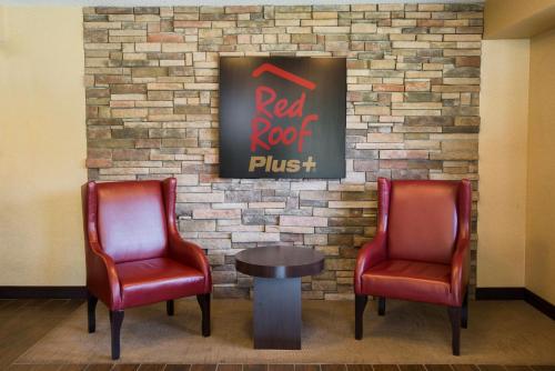 Lobby, Red Roof PLUS+ Chicago - Willowbrook in Willowbrook (IL)