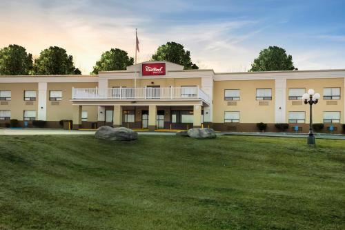 Red Roof Inn & Suites Newburgh - Stewart Airport West Point - Accommodation - New Windsor
